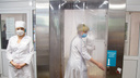 В челябинских поликлиниках и больницах запустили установки, «очищающие» людей на входе