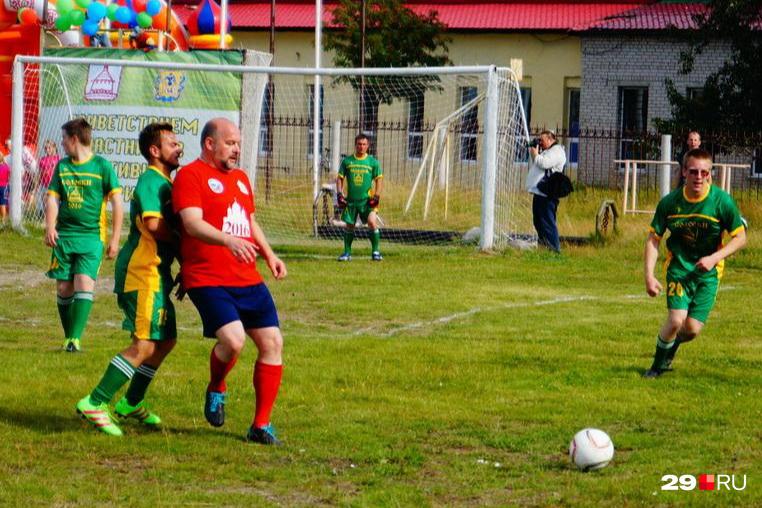Экс-губернатор Игорь Орлов тоже <a href="https://29.ru/text/gorod/2016/08/25/60428651/" target="_blank" class="_">часто бывал на Соловках, особенно любил устраивать соревнования по футболу</a>. Однако реконструкцию водопровода и канализации при нем завершить не смогли Экс-губернатор Игорь Орлов тоже <a href="https://29.ru/text/gorod/2016/08/25/60428651/" target="_blank" class="_">часто бывал на Соловках, особенно любил устраивать соревнования по футболу</a>. Однако реконструкцию водопровода и канализации при нем завершить не смогли