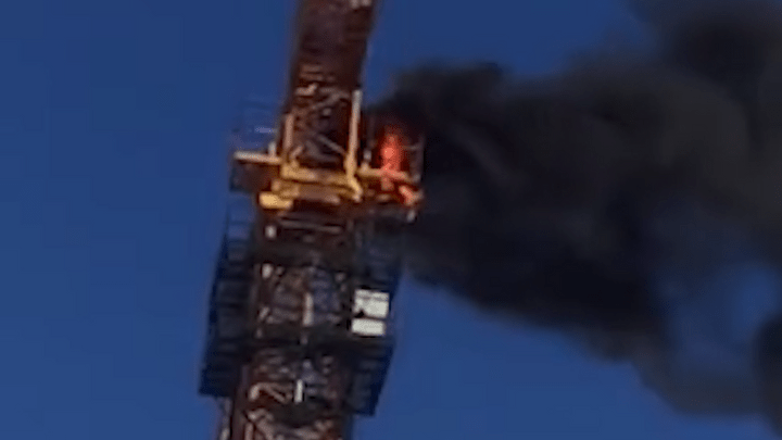 На Урале прямо во время работы загорелась кабина строительного крана: публикуем видео пожара