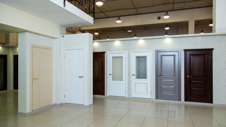 Более 100 образцов качественных межкомнатных дверей в одном салоне: обзор российских фабрик