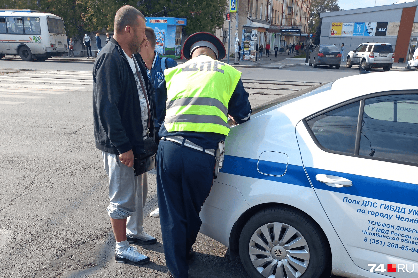 Сейчас в обстоятельствах аварии разбираются сотрудники ГИБДД Сейчас в обстоятельствах аварии разбираются сотрудники ГИБДД