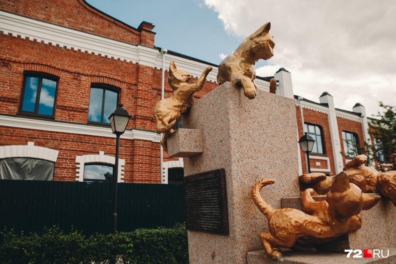 Скульптуры посвящены кошкам, которых отправили в Ленинград для борьбы с заполонившими город крысами после снятия блокады Скульптуры посвящены кошкам, которых отправили в Ленинград для борьбы с заполонившими город крысами после снятия блокады