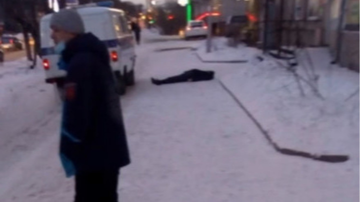 В Октябрьском районе мужчина неожиданно умер на тротуаре