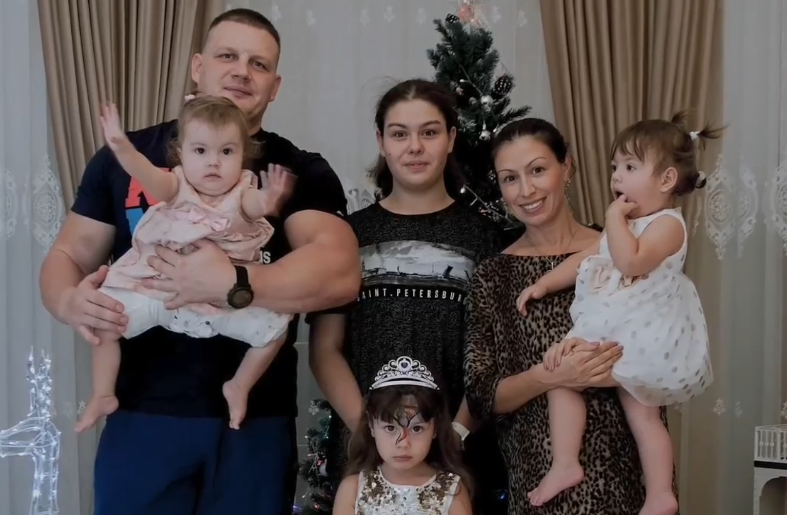 Эльвира Соколова с мужем и дочерьми Эльвира Соколова с мужем и дочерьми