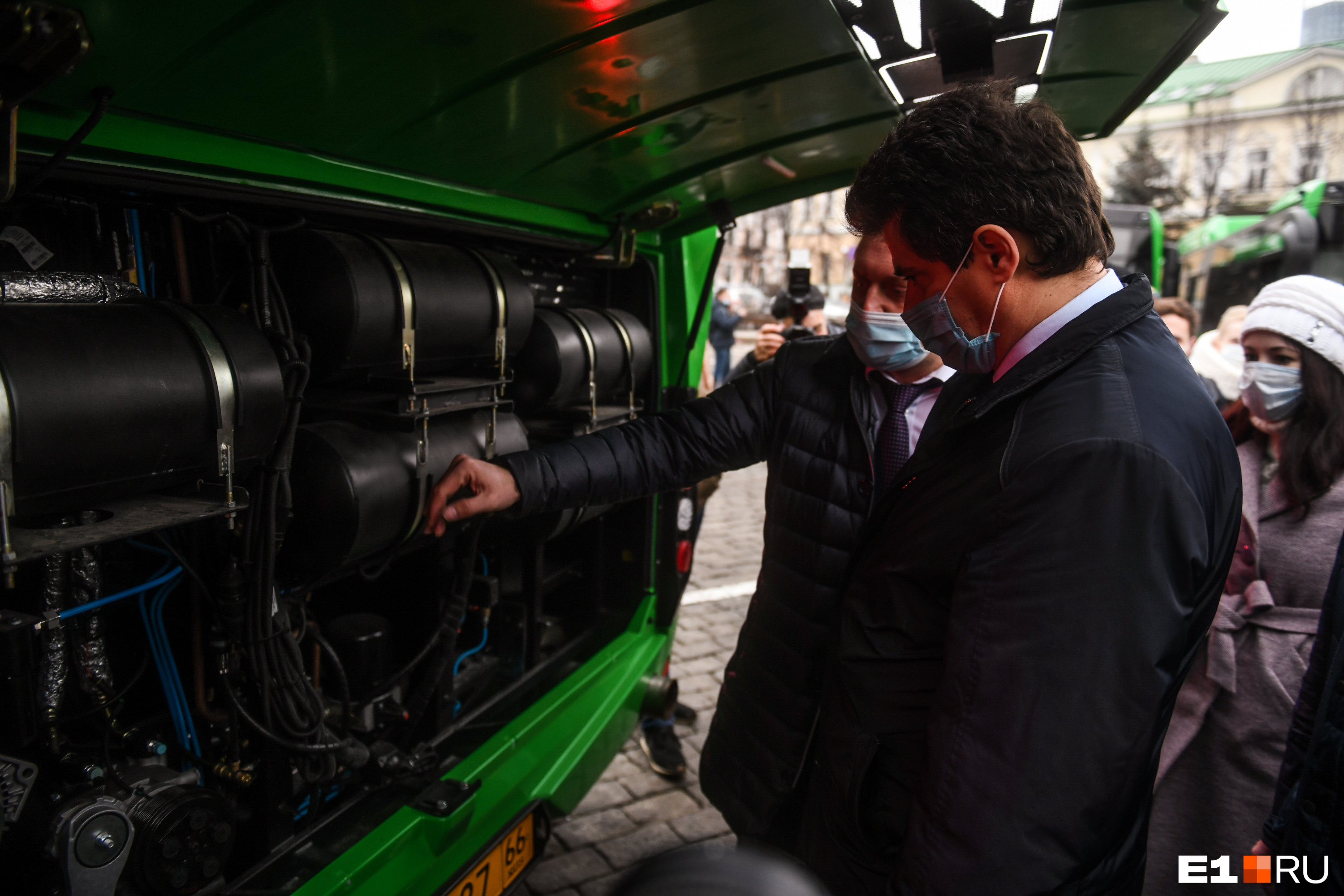 Мэру рассказывают про газовый двигатель нового автобуса