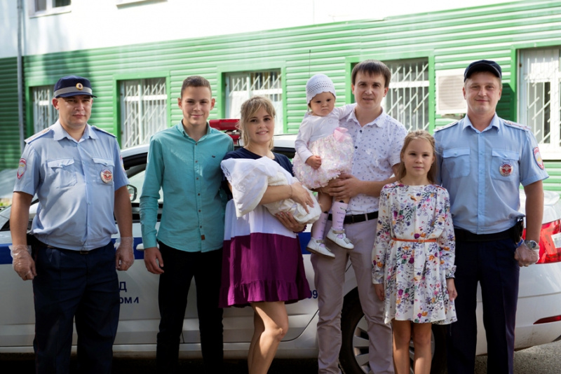 Лейтенанты Юрий Азанов и Ринат Гилев вместе с семьей Устиновых