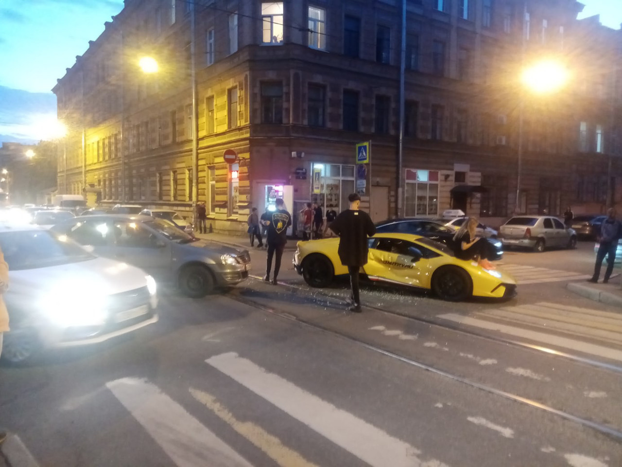 Камера засняла, как девушка на Renault Logan подбила блогера на Lamborghini  в Свечном - 3 июля 2020 - ФОНТАНКА.ру