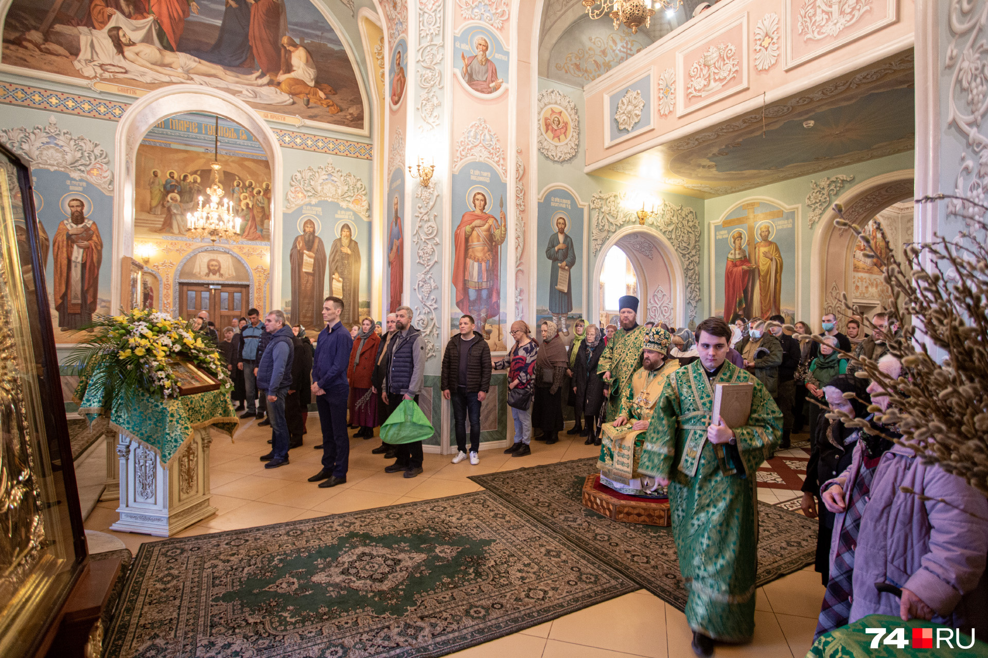 Не многие прихожане Свято-Симеоновского собора надели маски