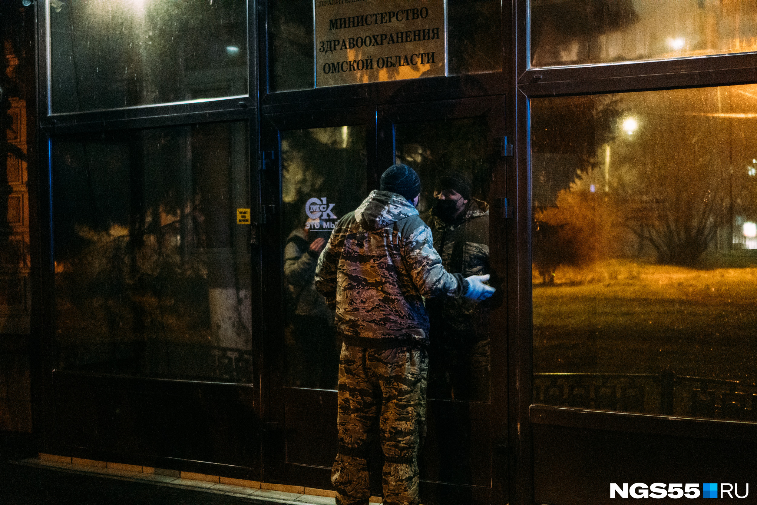 Сопровождающий его родственник также пошел к проходной, но дверь была уже заперта. Он некоторое время ругался с вахтером через стекло Сопровождающий его родственник также пошел к проходной, но дверь была уже заперта. Он некоторое время ругался с вахтером через стекло
