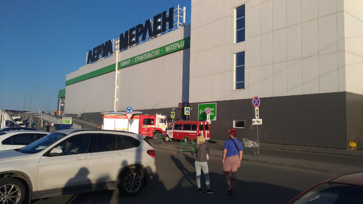 Посетителей крупного ТРК в Челябинске эвакуировали из-за пожара