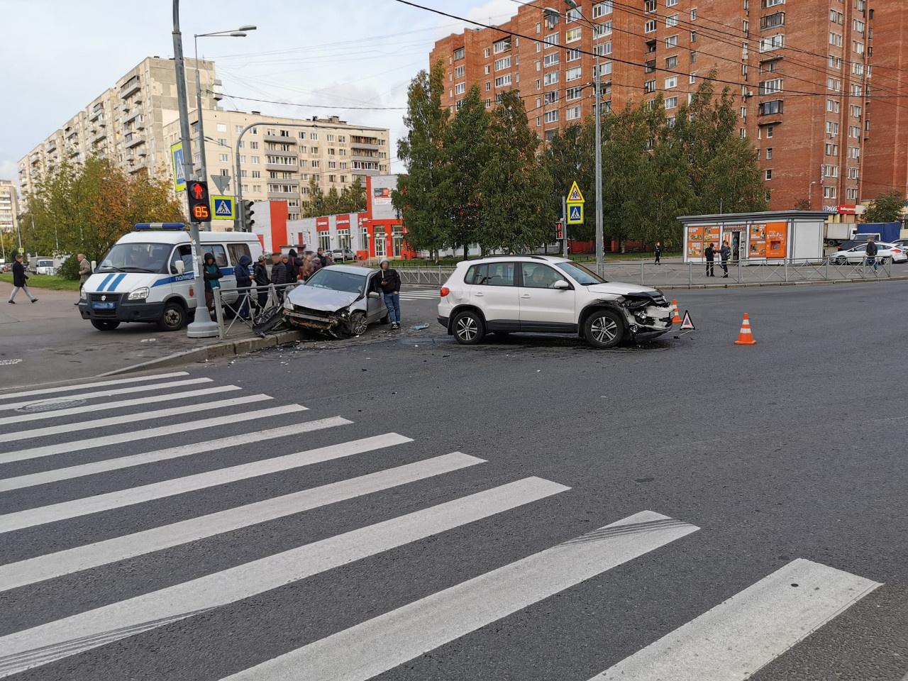 В столкновении автомобилей на перекрестке Просвещения и Ивана Фомина  пострадал велосипедист - 21 сентября 2020 - ФОНТАНКА.ру