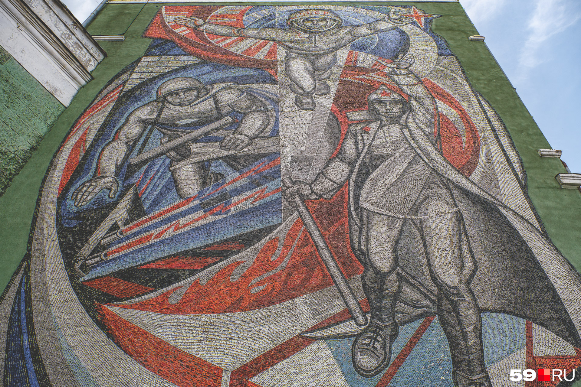 Многие узнают монументальную мозаику на площади Компроса
