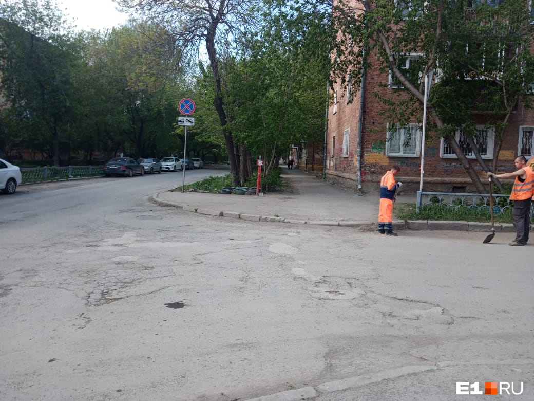 Улицу убирают вручную Улицу убирают вручную