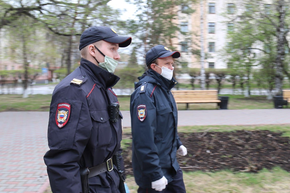 Маски полицейские носят неправильно Маски полицейские носят неправильно