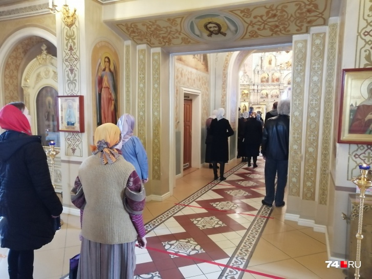 Там было многолюдно Там было многолюдно