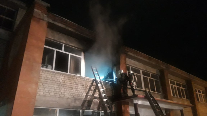 Пожарные эвакуировали пациентов на руках: в Каменске-Уральском загорелась психиатрическая больница