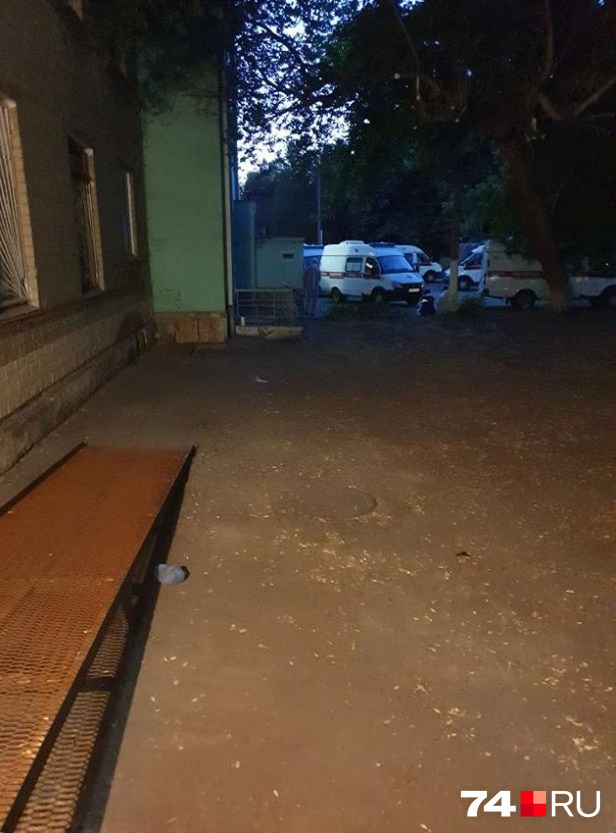 Даже ночью, чтобы попасть на КТ, нужно постоять в очереди Даже ночью, чтобы попасть на КТ, нужно постоять в очереди
