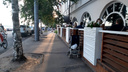 «Заказано со вчерашнего дня»: летние кафе и веранды в Архангельске оказались переполнены