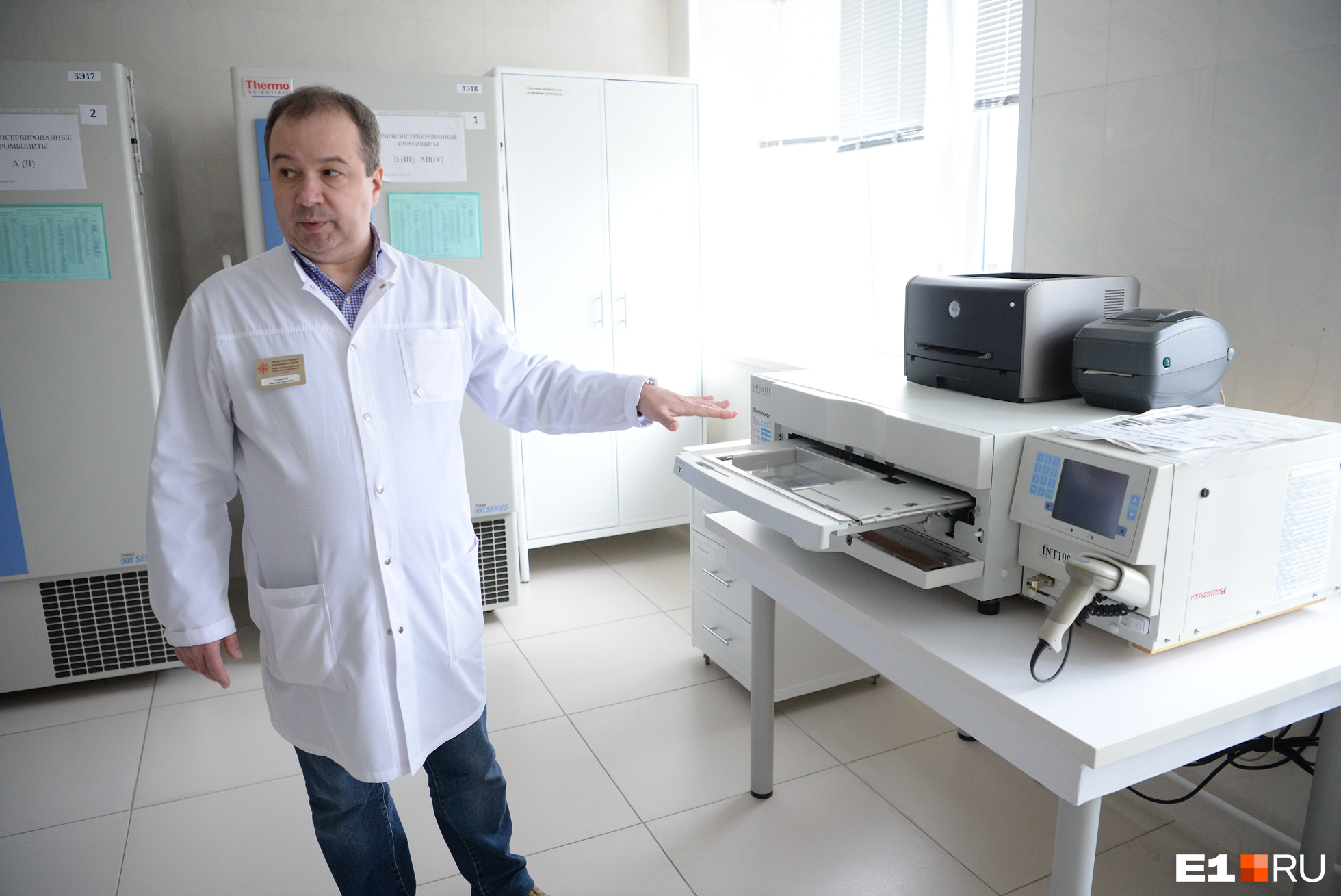 Заместитель главврача Максим Галимов показывает прибор для инактивации плазмы крови