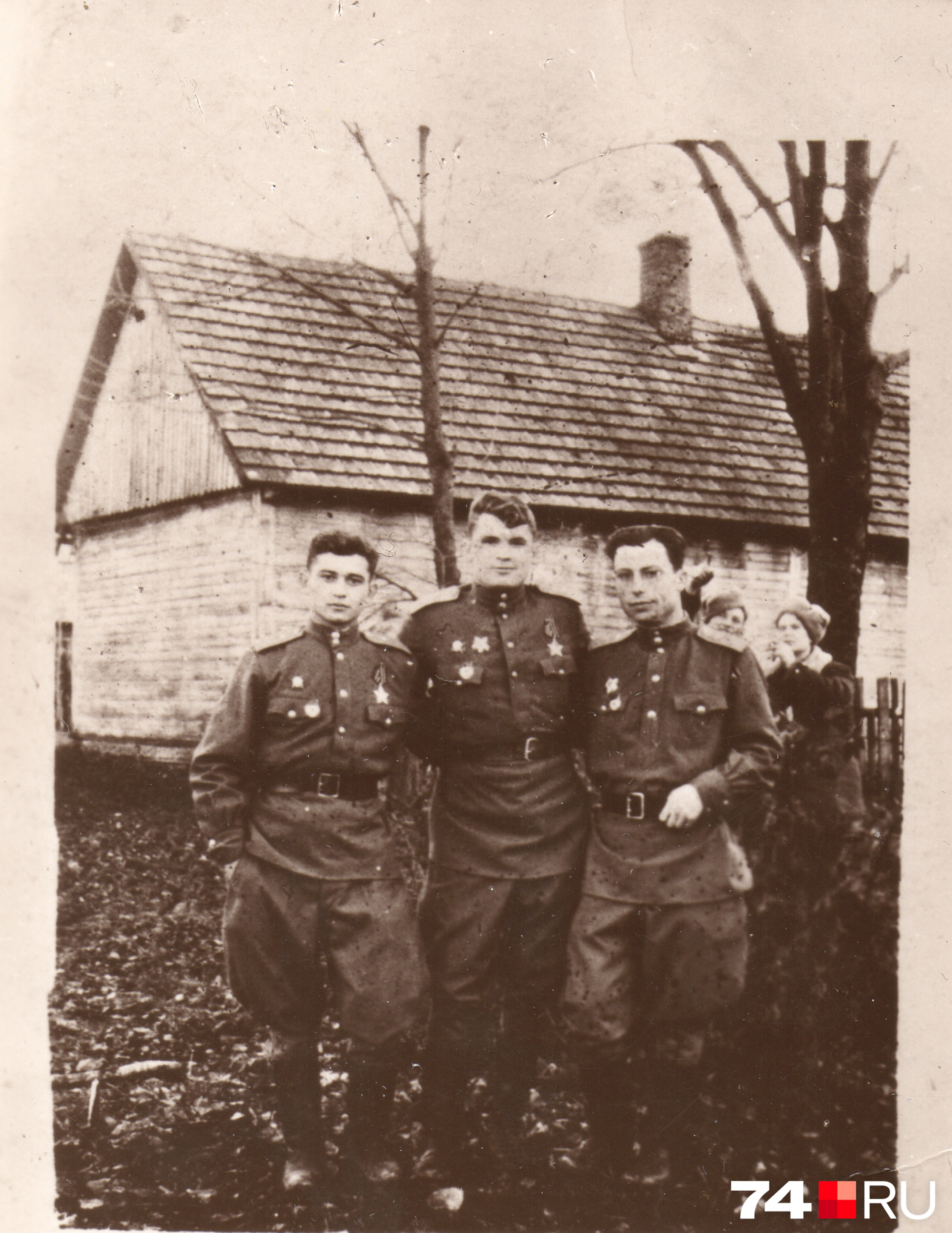 Снимок сделан в Польше в 1943 году. Николай Стерликов тут крайний слева — молодой, миниатюрный Снимок сделан в Польше в 1943 году. Николай Стерликов тут крайний слева — молодой, миниатюрный
