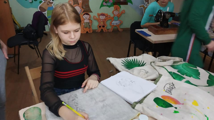 Школьница в Красноярске шьет холщовые сумки, чтобы поехать на конкурс красоты в Москву