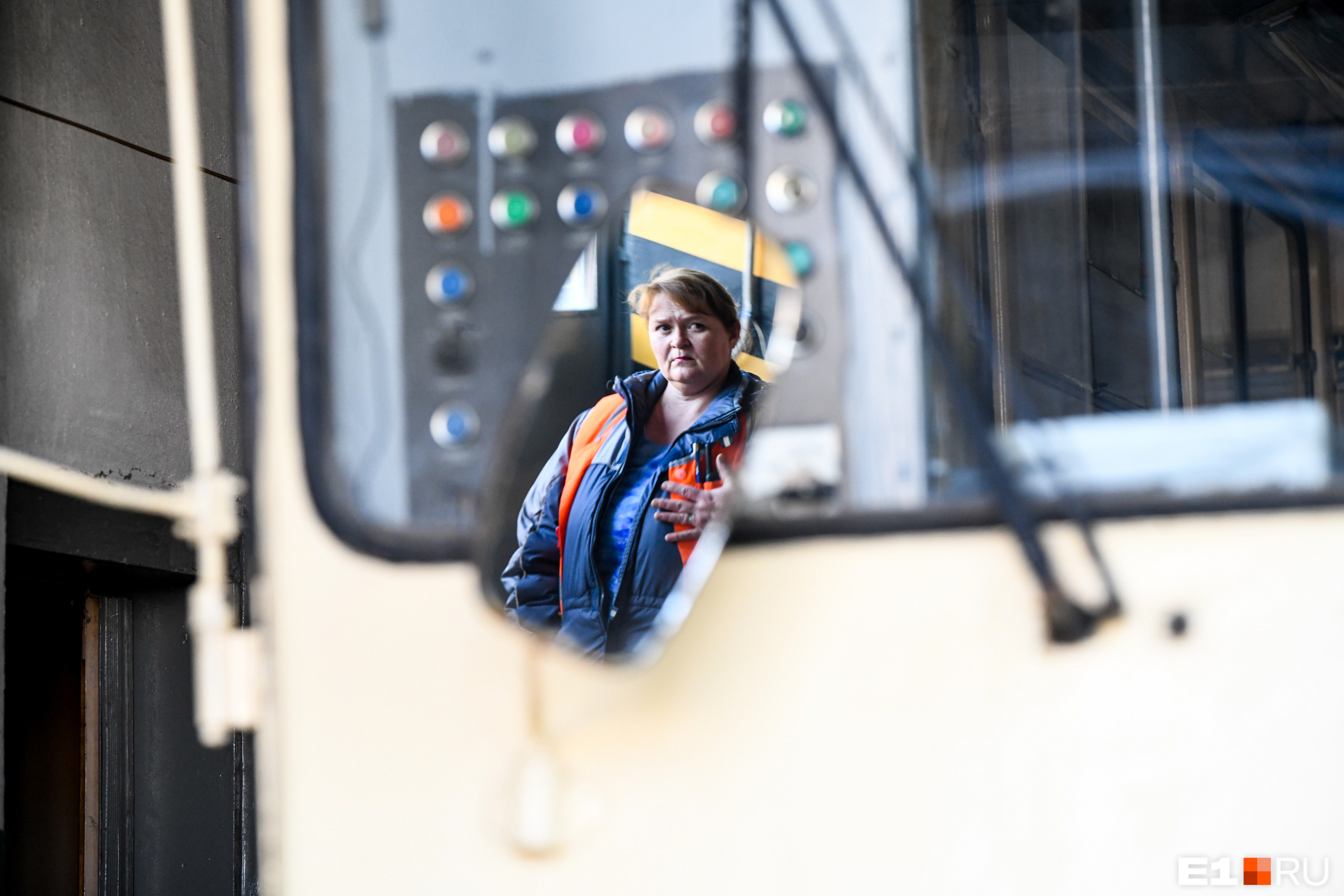 Экскурсию по депо для нас проводит бригадир водителей трамваев на маневровых работах Ирина Смирнова