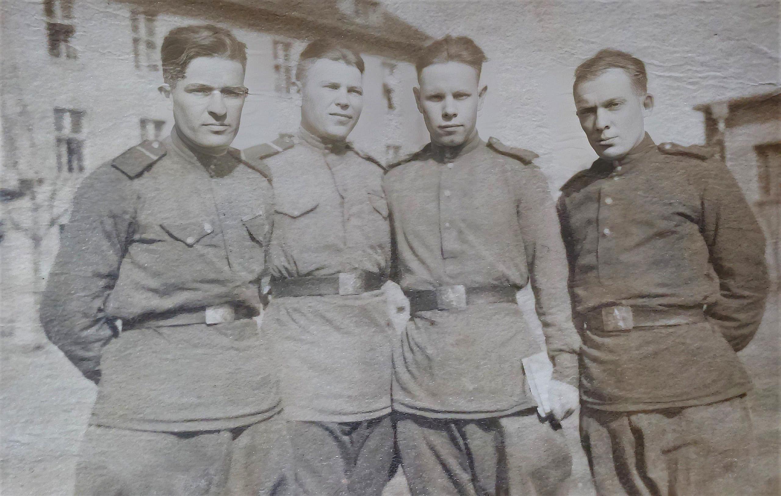 Василий Быков (второй справа) в Германии