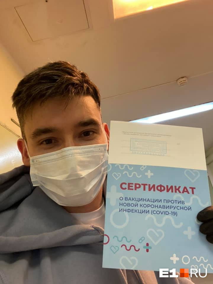 В Москве даже после первой прививки дают вот такой документ