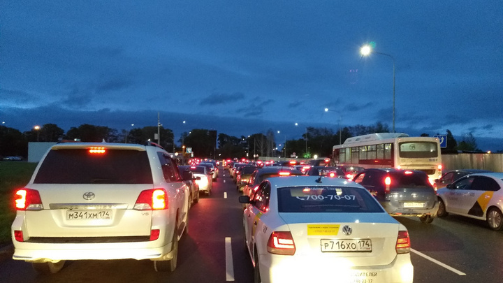 В аэропорту Челябинска объяснили, почему в пробке на парковке встали сотни машин