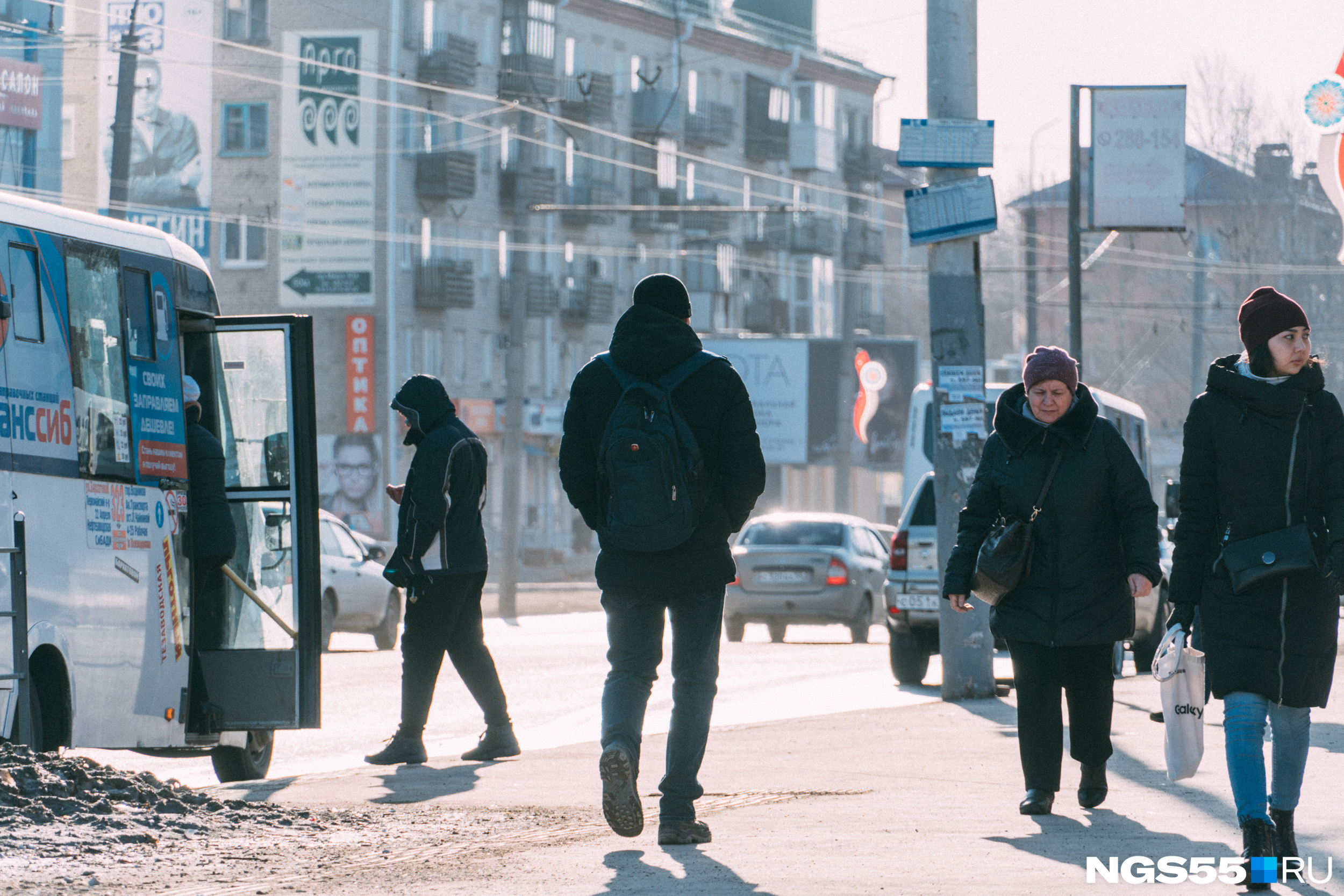 Омская неделя. Омск как МЕНЯЛСЯ город. Пустая остановка бедный район. Омск как поменялся. Как изменился Омск за 16 лет картинки.