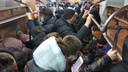 Давка в метро и автобусах — толпы новосибирцев попали в толкучку в общественном транспорте