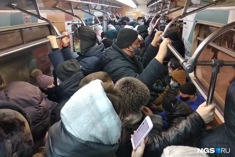 Много людей в метро. Давка в метро Новосибирск. Переполненный вагон метро. Давка в вагоне метро. Толкучка в транспорте.