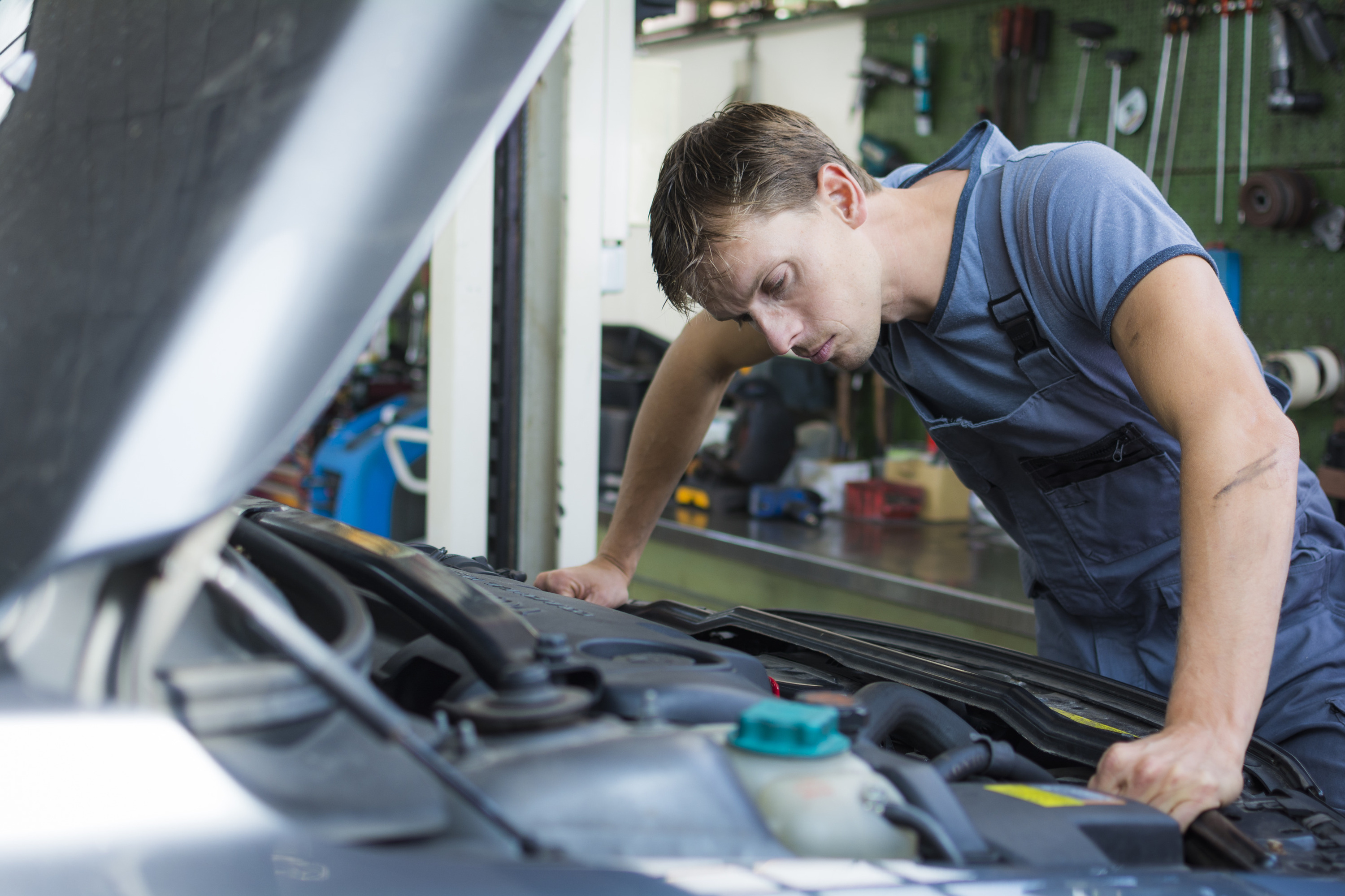 Механик 5. Ознакомление с машиной механика. Mechanic check car. Механики проверяют желтую машину.