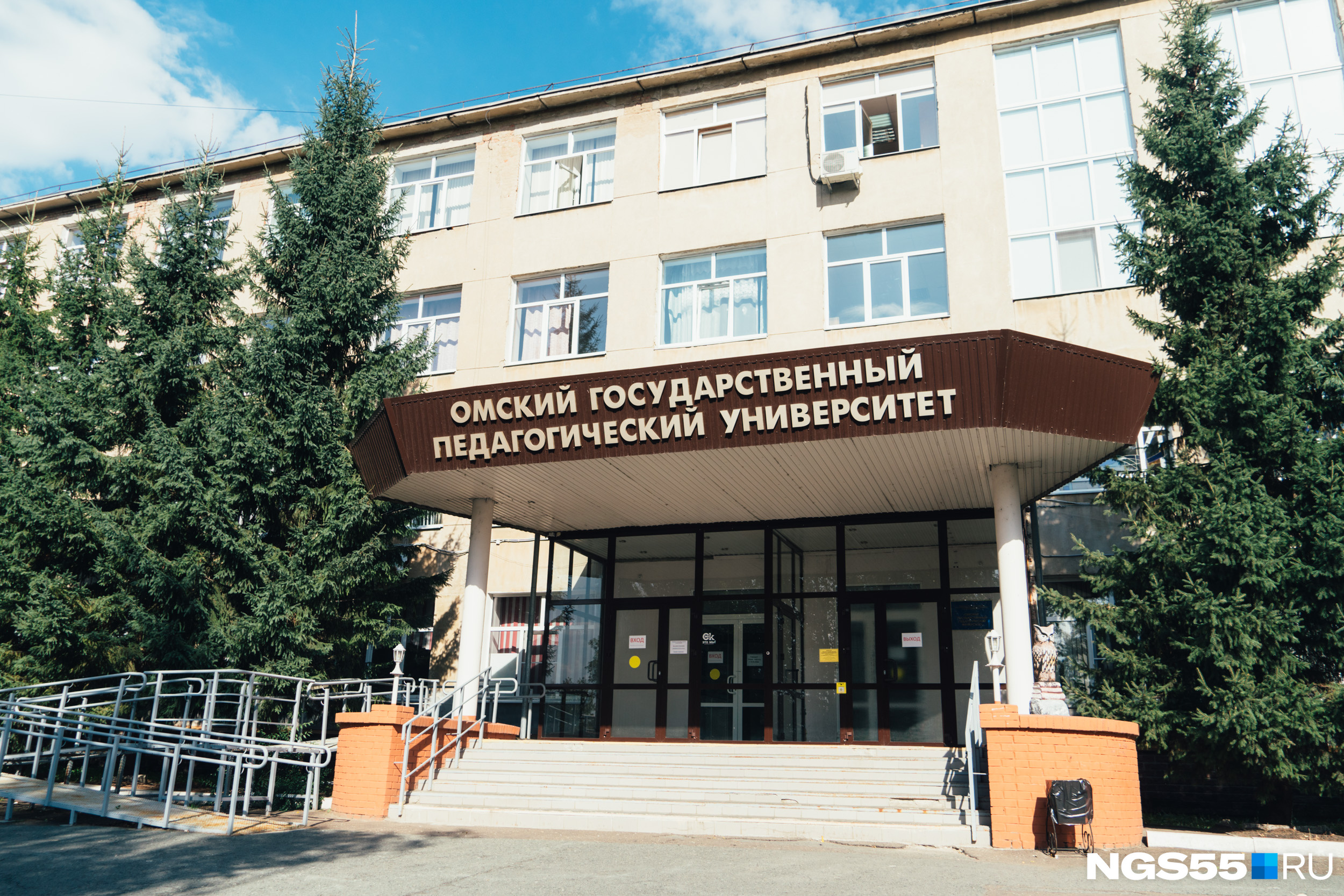 Год обучения на учителя в педагогическом университете стоит порядка 113 тысяч рублей