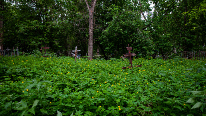 Искал сигареты: житель Ишима разломал несколько могил на городском кладбище