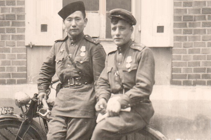 Слева на фото — Александр Дырхеев. Снимок сделан в Праге в мае 1945 года