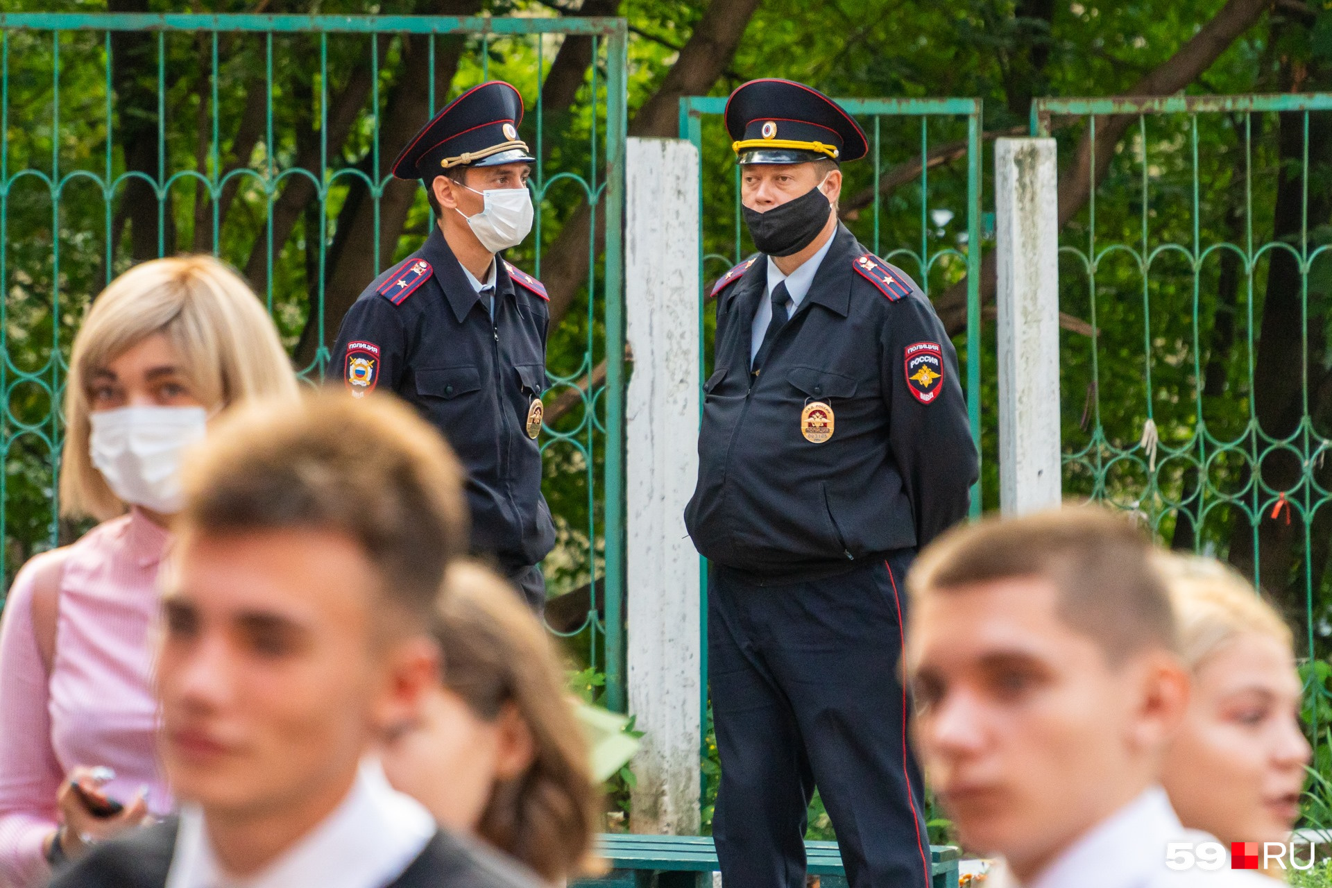 В Перми масочный режим соблюдают родители и стражи порядка. А дети — нет В Перми масочный режим соблюдают родители и стражи порядка. А дети — нет