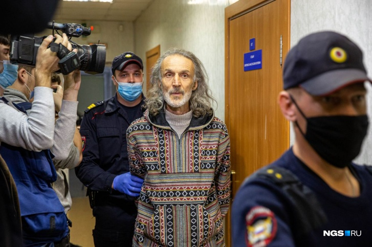 Вторым в зал суда, около 11:00, завели Вадима Редькина Вторым в зал суда, около 11:00, завели Вадима Редькина