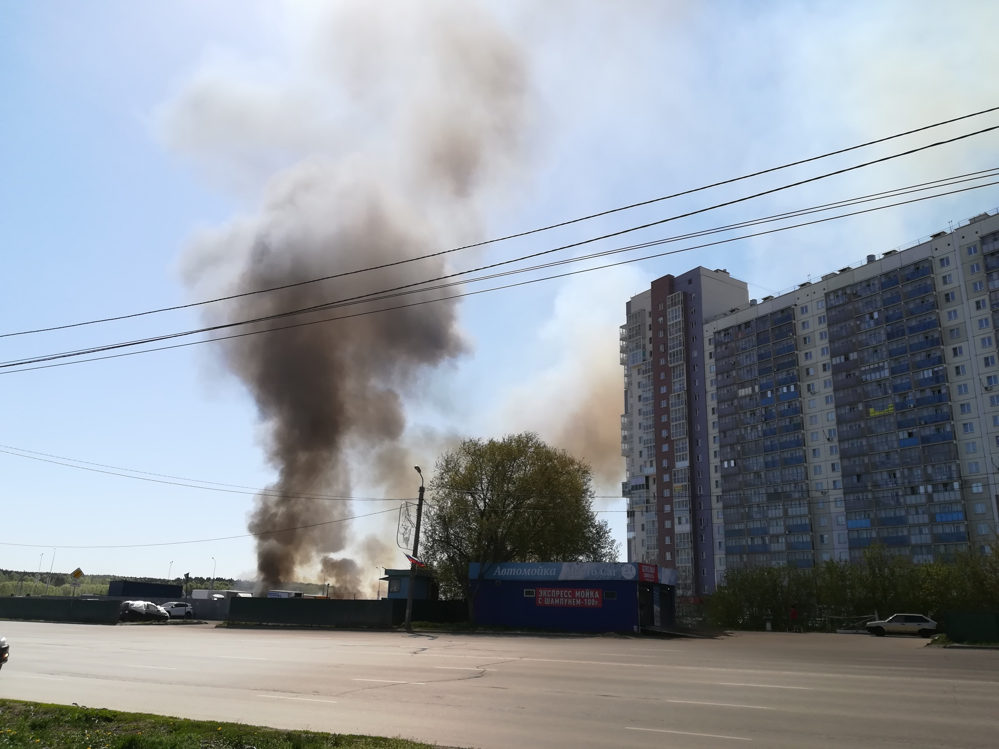 Челябинск горящие. Пожар в Академ Риверсайд Челябинск. Видео пожар Университетская набережная Челябинск 2019. Что горит на Родниках?. Пожар в Миассе возле вокзала сегодня.