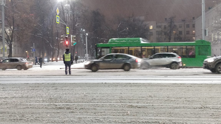 Из-за непогоды в Екатеринбурге за день произошло больше ста аварий