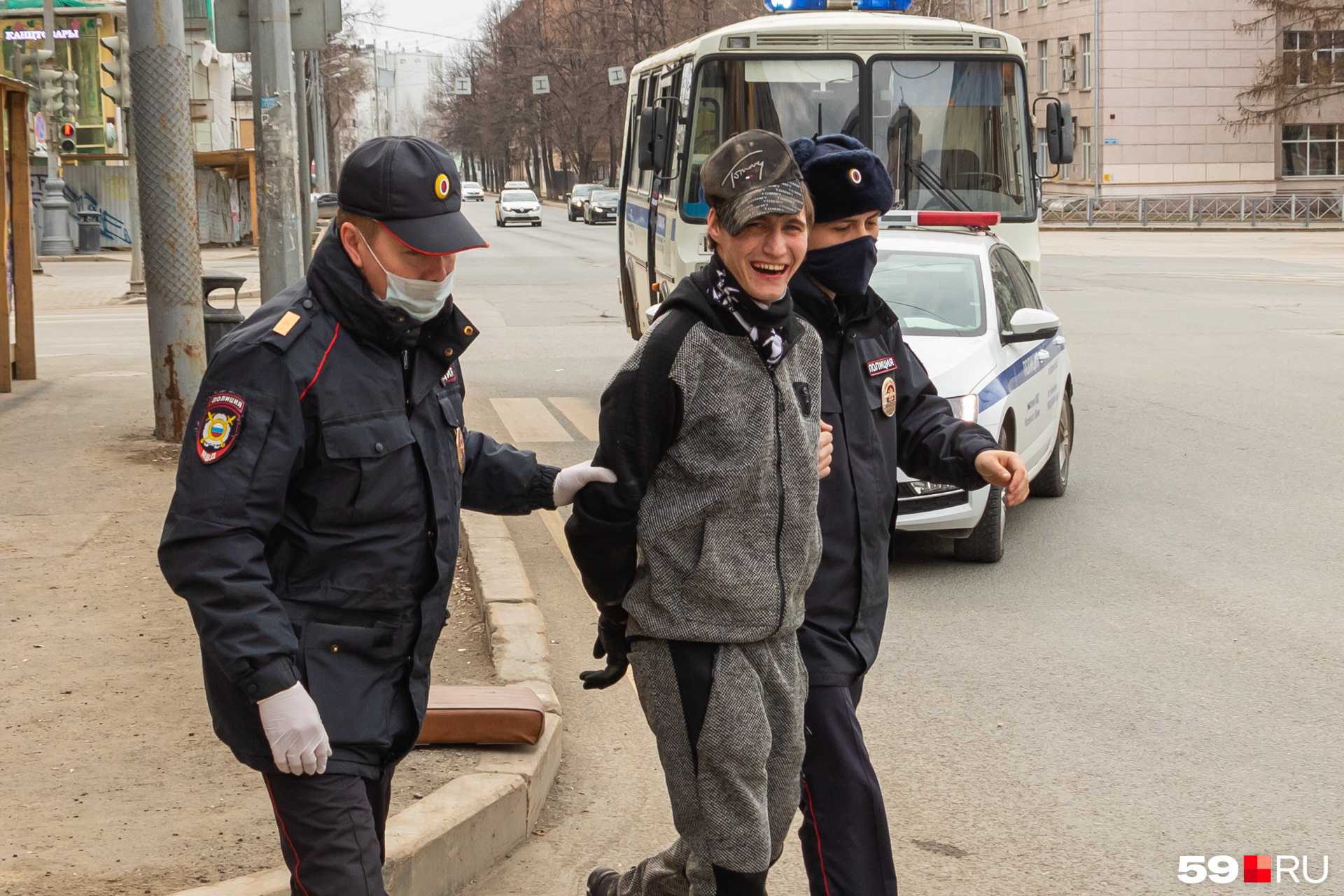 Полиция забирает человека. Полиция Пермь. Полицейский и грабитель. Полиция задержала грабителя. Арестованные полицейские в Перми.