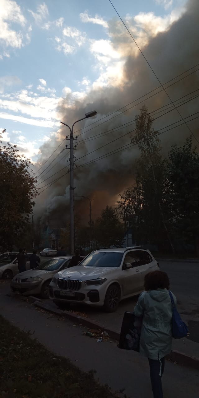 «Уже вовсю горит», — сообщила нам читательница, наблюдавшая за пожаром с улицы Никитина