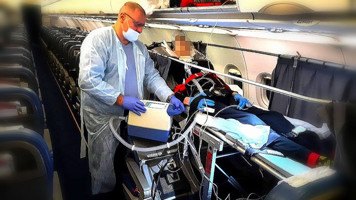 Кузбасские медики впервые перевезли пациента на ИВЛ обычным самолетом из Санкт-Петербурга