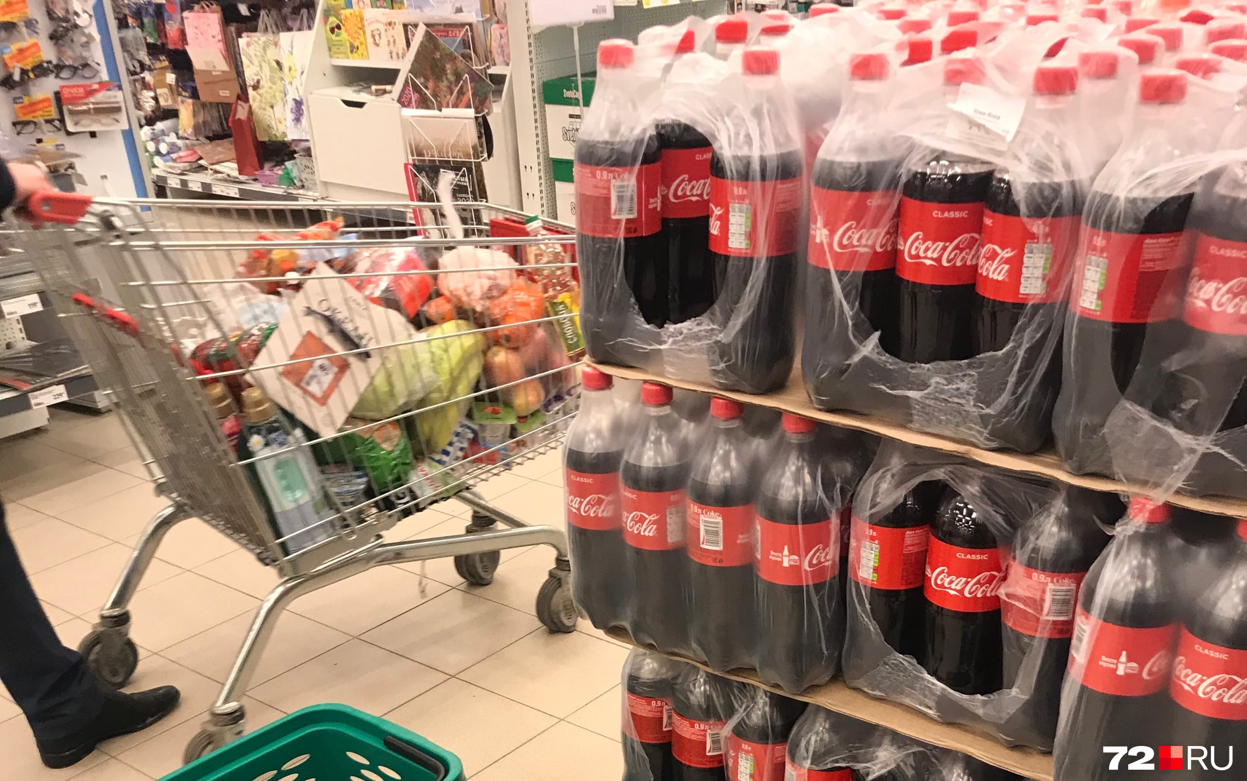 Некоторые закупаются основательно. Среди самых распространенных товаров, которые тюменцы кладут в тележки, — крупы, мыло и крепкий алкоголь Некоторые закупаются основательно. Среди самых распространенных товаров, которые тюменцы кладут в тележки, — крупы, мыло и крепкий алкоголь
