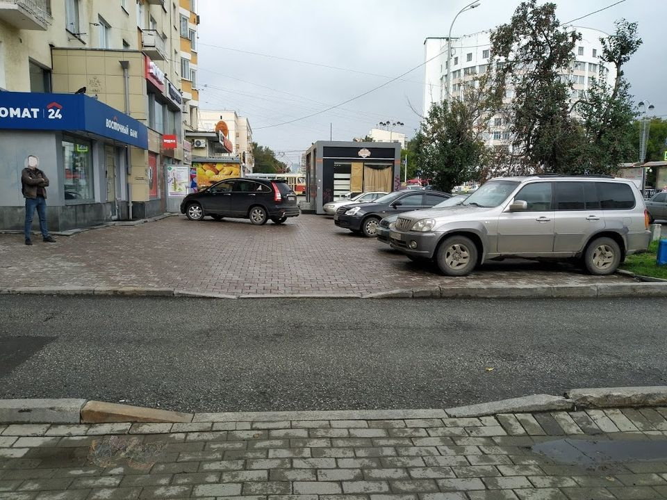 Участок тротуара, где Дмитрий Калинин просил установить ограждения, чтобы автомобили не парковали на тротуаре