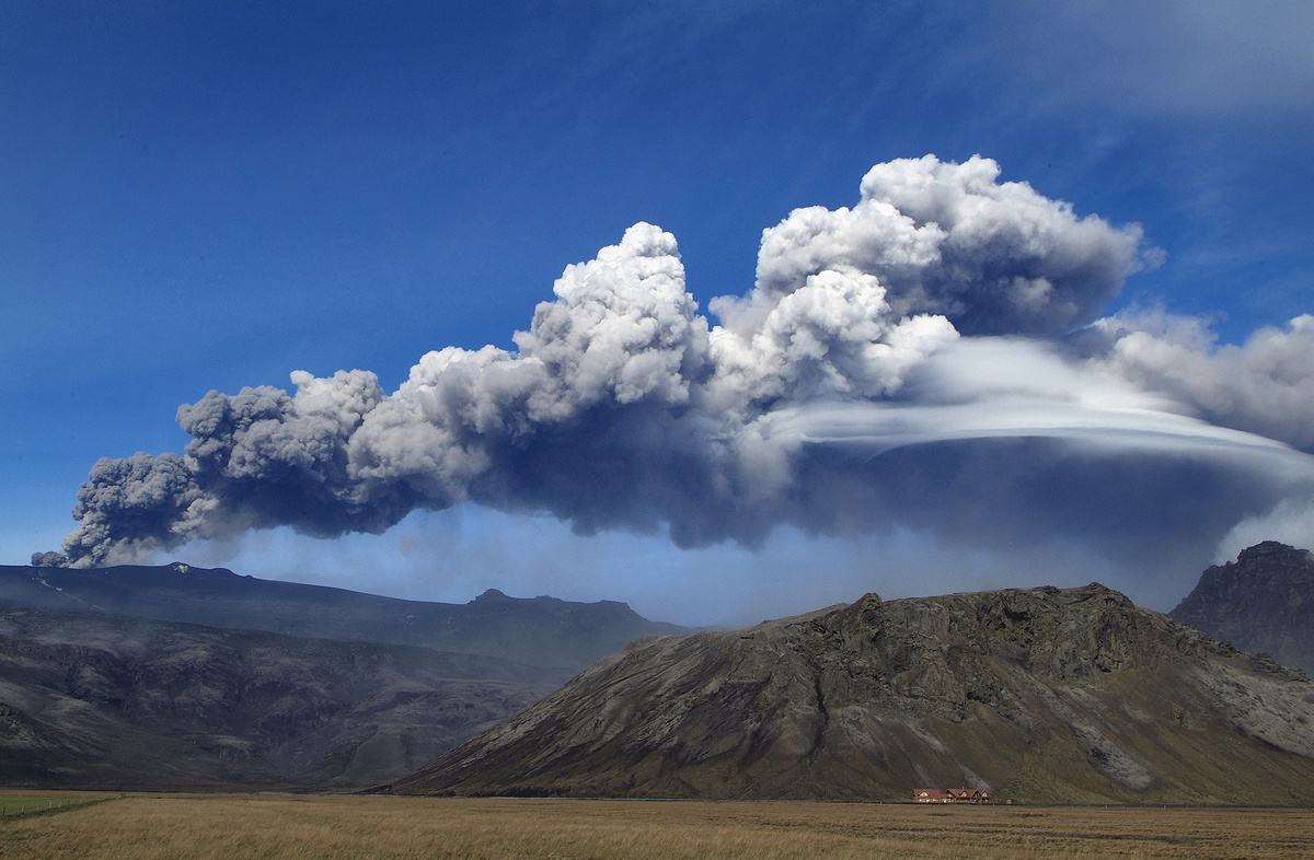 Извержение вулкана Эйяфьятлайокудль в Исландии в апреле 2010 года<br><br>автор фото Хёйкур Сноррасон (Haukur Snorrason)