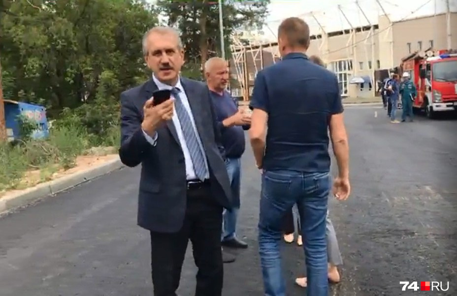 Министр спорта Леонид Одер тоже приехал на место пожара, но общаться с журналистом оказался не готов