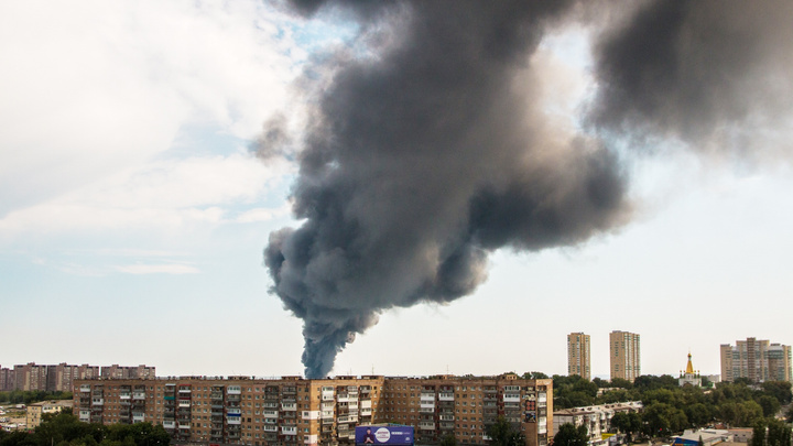 Столбы дыма над городом: показываем самарский пожар на складах в одном видео
