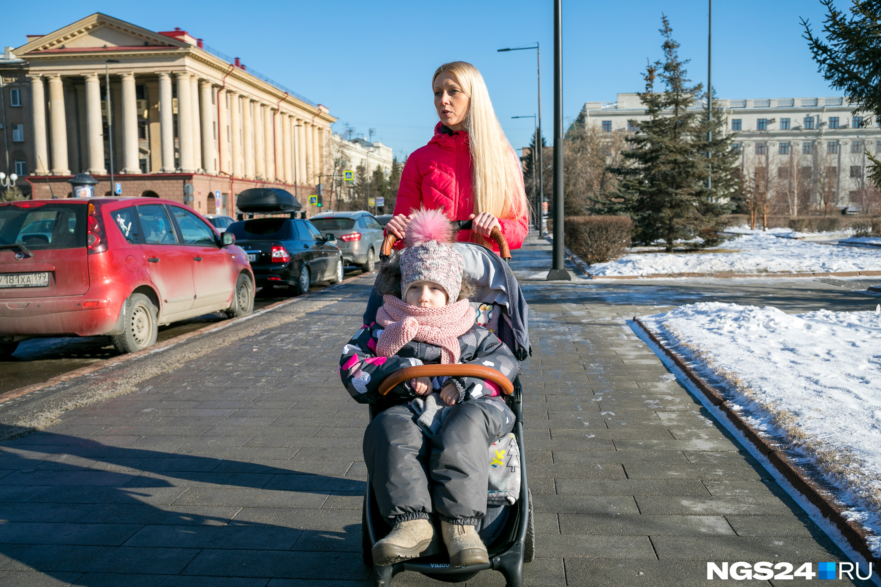 На следующий день Яна тоже начала одиночный пикет, чтобы добиться получения «Спинразы» На следующий день Яна тоже начала одиночный пикет, чтобы добиться получения «Спинразы»