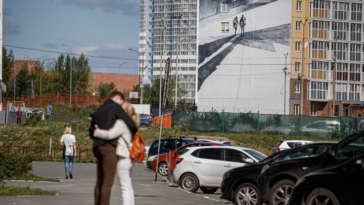 Дома с нормальными явлениями. Смотрим, как художники со всей России расписывают многоэтажки в Челябинске